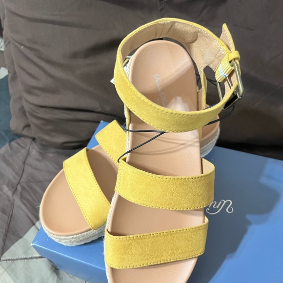 Mustard color platform sandals - Picture 5 of 6